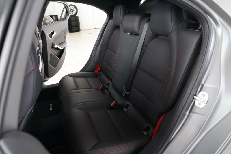 Mercedes A45 AMG échappement sport cuir