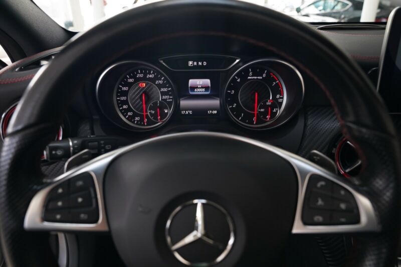 Mercedes A45 AMG échappement sport cuir