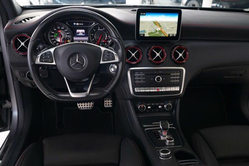 Mercedes A45 AMG échappement sport cuir