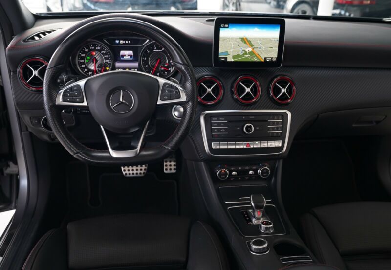 Mercedes A45 AMG échappement sport cuir