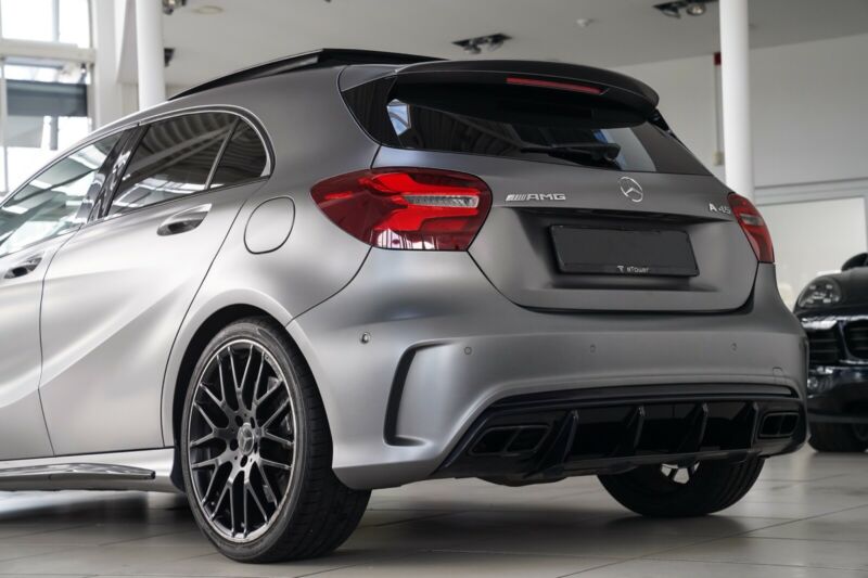 Mercedes A45 AMG échappement sport cuir