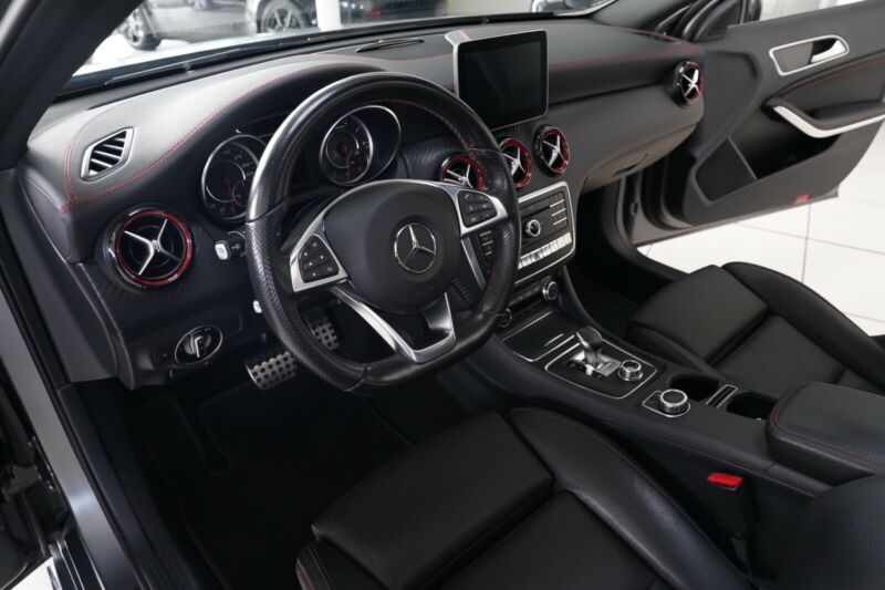 Mercedes A45 AMG échappement sport cuir