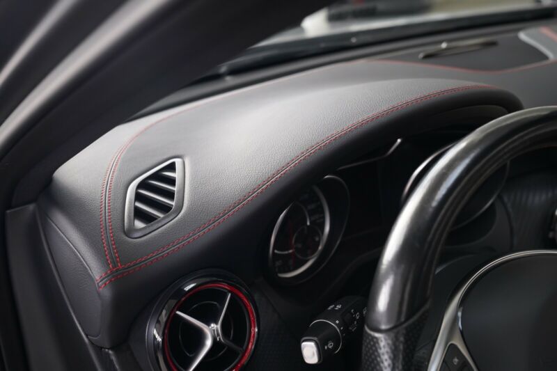 Mercedes A45 AMG échappement sport cuir