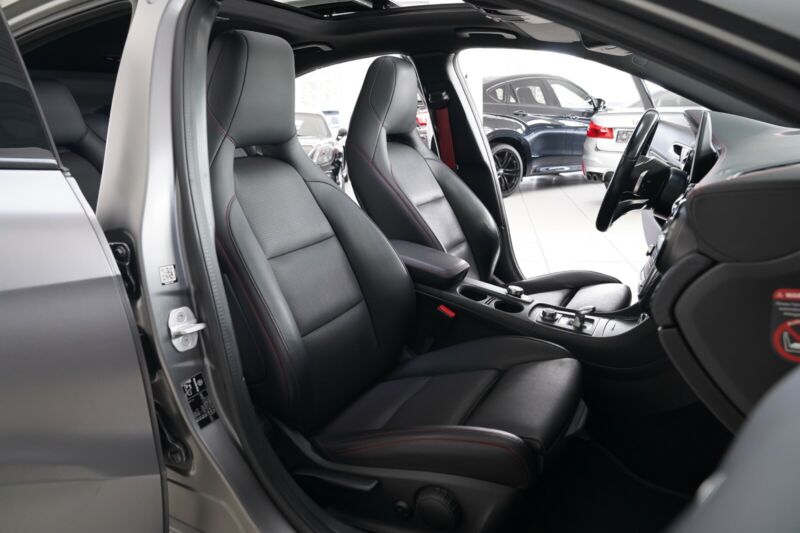 Mercedes A45 AMG échappement sport cuir