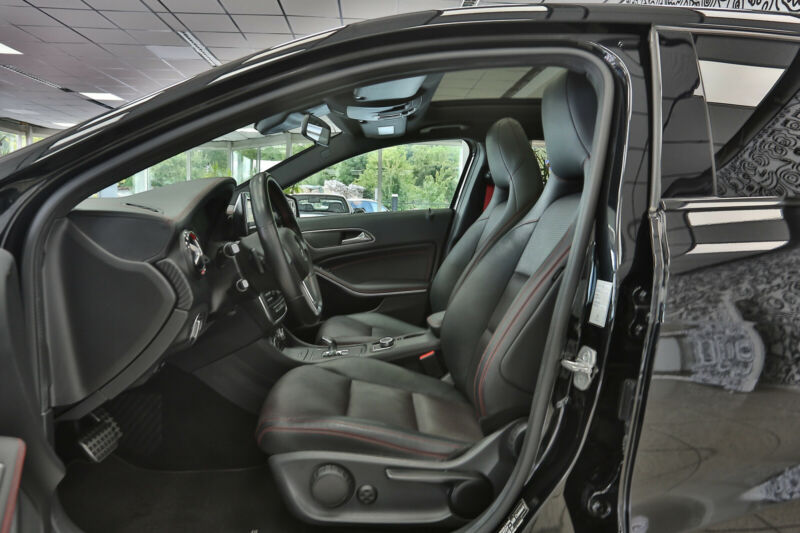 Mercedes-Benz A 45 AMG PERFORMANCE