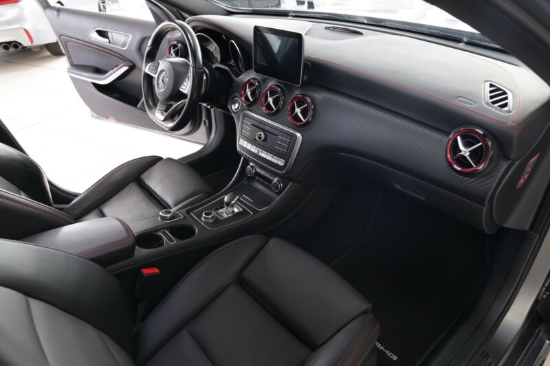 Mercedes A45 AMG échappement sport cuir