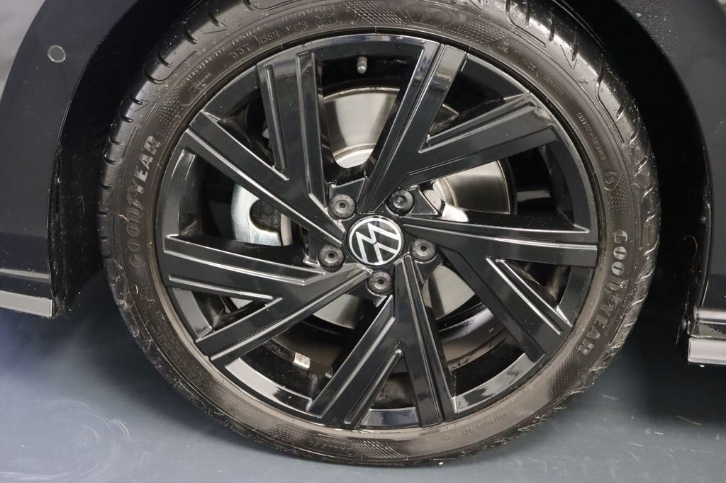 Volkswagen Golf VIII 2.0 TSI R-Line