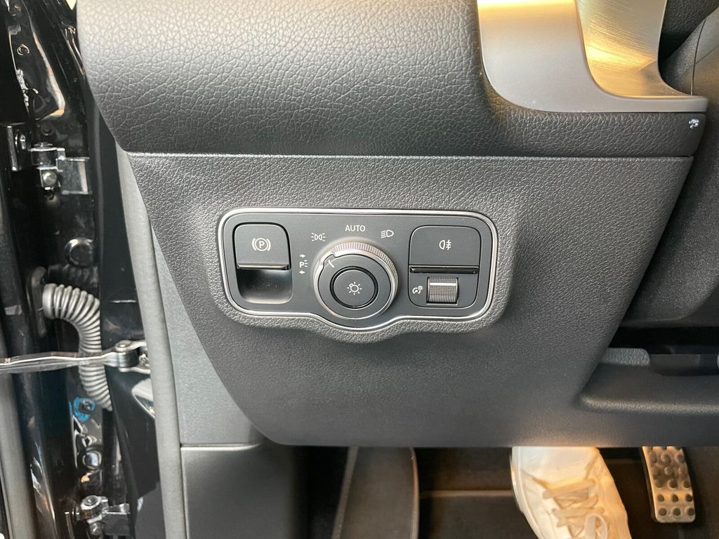 Mercedes Benz EQB 300 4M