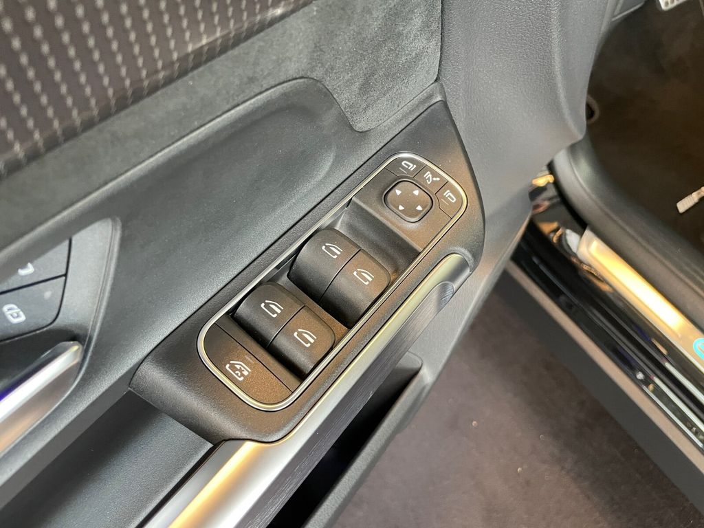 Mercedes Benz EQB 300 4M