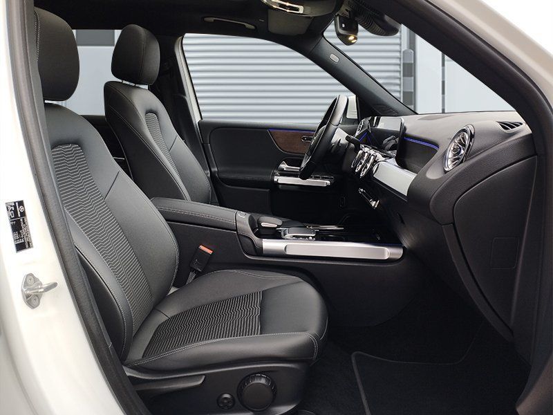 Mercedes Benz EQB 300 4M